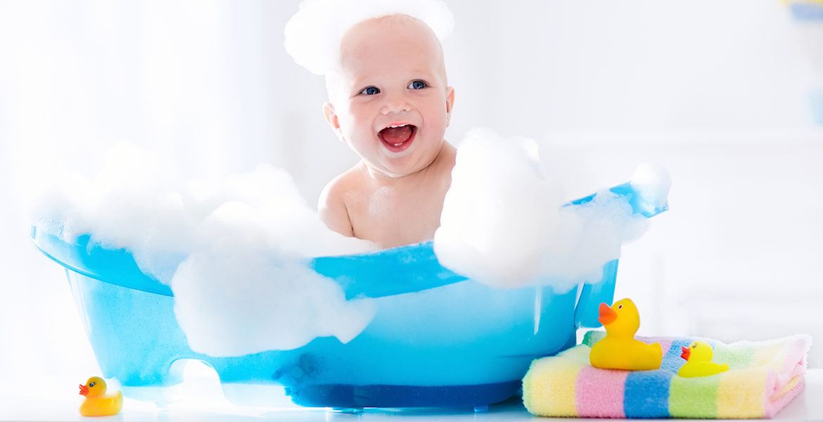 Baignoire bébé en voyage et autres solutions pour son bain