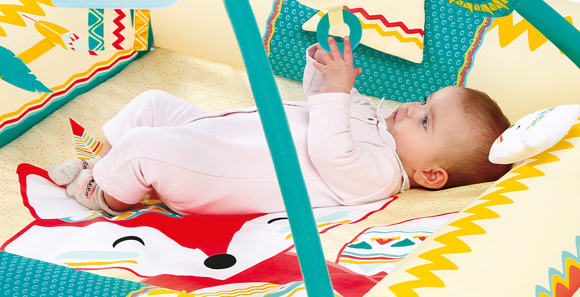 Tapis d'éveil pour bébé : quelle utilité et comment le choisir