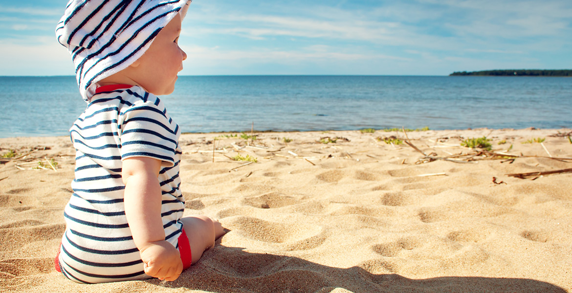Bébé à la plage : conseils protéger sa peau et ses yeux