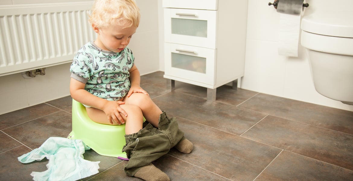 Enfant Faisant L'apprentissage De La Propreté Bébé Garçon Assis Sur Le Pot  Avec Du Papier Toilette