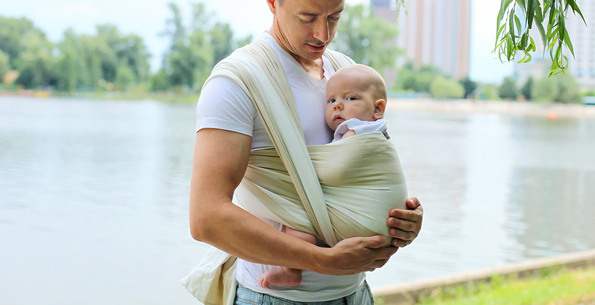 Sling bébé : quels sont les avantages de ce moyen de portage ?