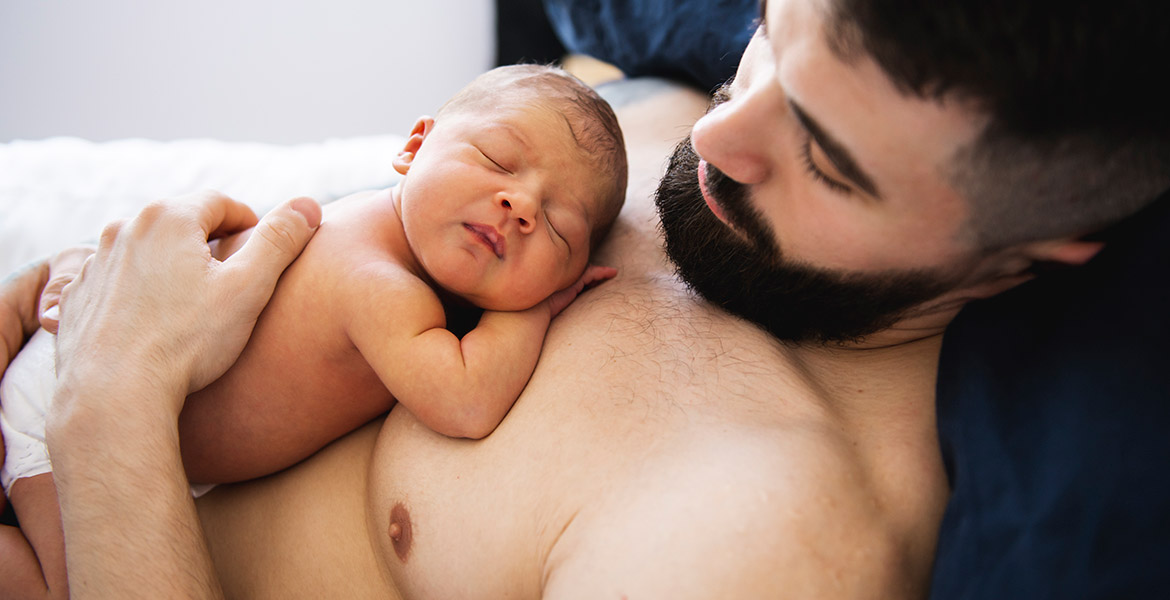 Premiers jours avec un nouveau-né : comment préparer et donner un