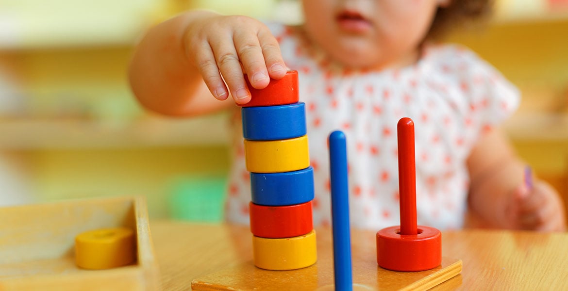 La méthode Montessori : quels jeux proposer à bébé ?, Autour de bébé