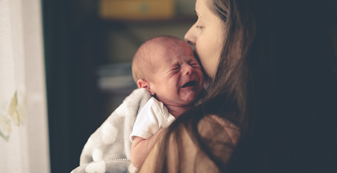 Pleurs du nourrisson : 3 questions pour les calmer 