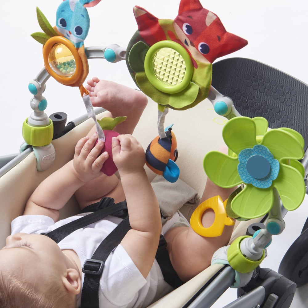 Tiny Love Arche d'activités Spin 'n Kick pour bébé, Double arche avec  jouets, Clip ajustables convenant à la plupart des poussettes, nacelles et  cosi
